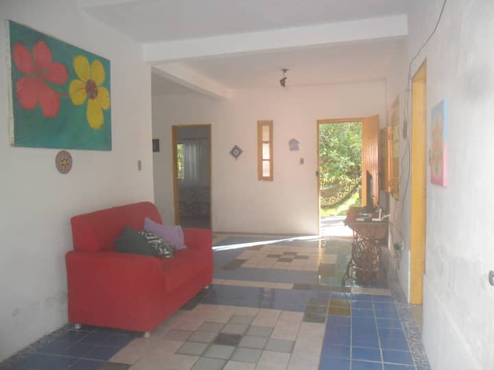 всекидневна с телевизор отсреща, интернет, Netflix.