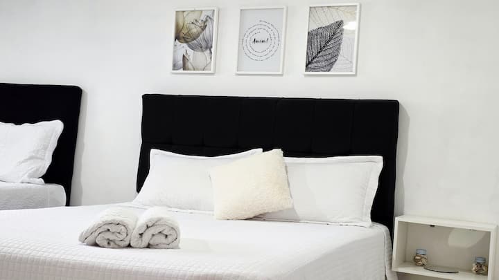 ห้องทริปเปิ้ลแฟมิลี่พร้อมเตียงควีนไซส์และเตียงเดี่ยว ทั้งคู่มีที่นอนลิเบอร์ตี้ พรีเมี่ยมออร์โตบอมไลน์ 