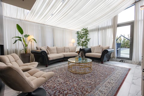 Eva’s Penthouse with Jacuzzi and Patio