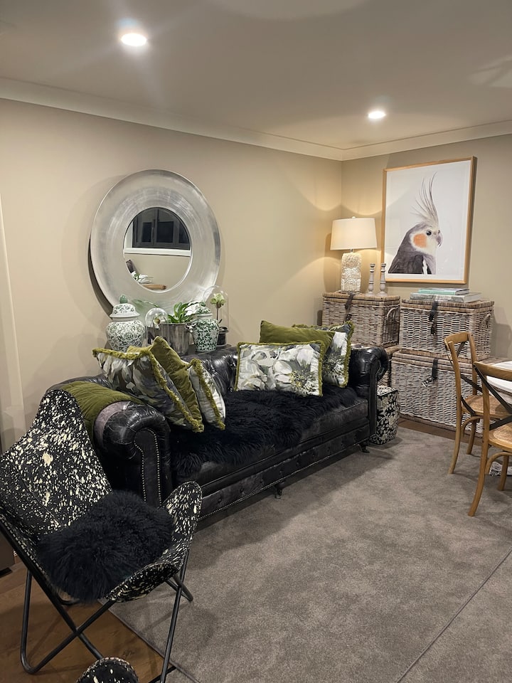 בסלון (בחדר הסטודיו עם נוף להרים) יש טרקלין/אוכל/משרד ו -2 מיטות יום x לאספקת שינה נוספת בחלל הזה
נוף יוצא דופן להרים מהחדר הזה