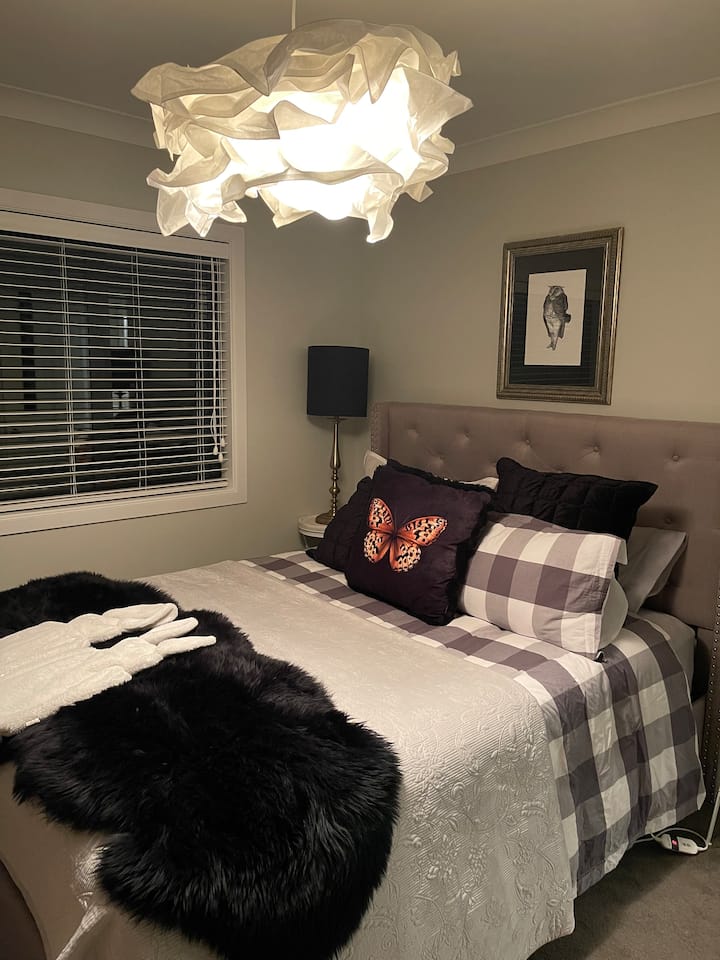 מיטת קווין סייז עם סדיני צמר קוטביים צמודים בחורף (יש גם מצעי כותנה איכותיים)
שמיכה חשמלית ותנור חימום בחדר לנוחות נוספת. 
נוף מרהיב של נוף כפול של הפארק הסמוך והיער מאחור