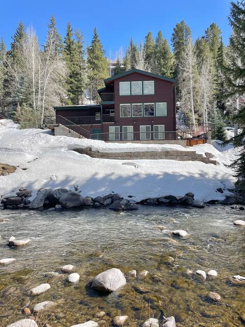 Lux Riverfront Home -3 min walk to TOV bus HOT TUB