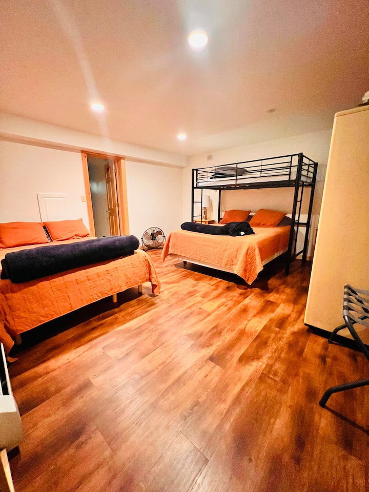 Dhoma e 5-të e gjumit (flenë 5: 2 krevate dopio dhe 1 krevat dopio)