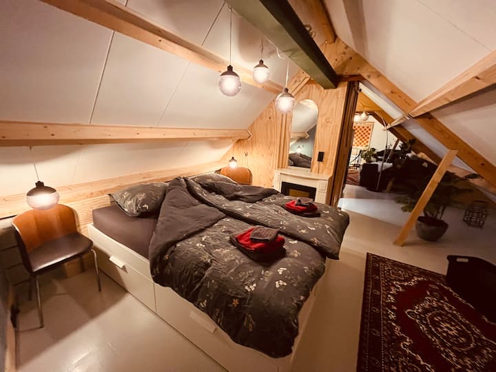 Kitanda cha watu wawili (godoro thabiti la wastani la 2x a 90x200) lenye duveti za chini na vifuniko vya pamba. 