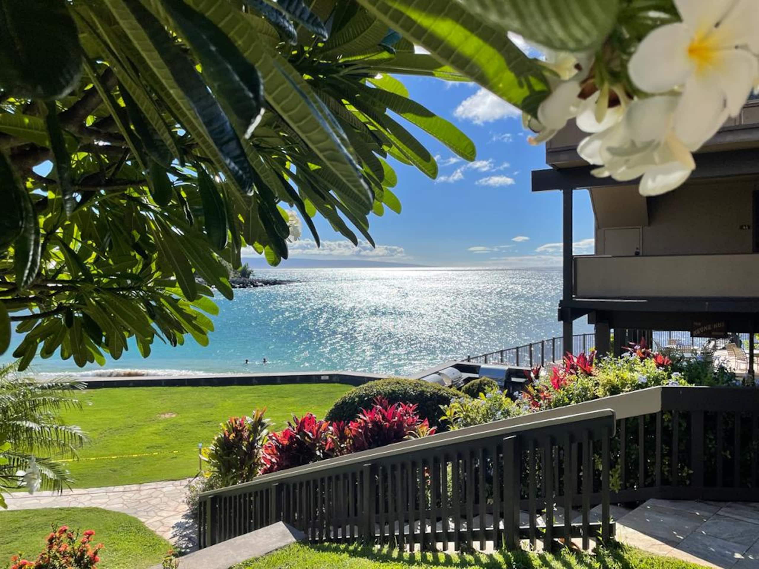 Townhouse in Lahaina · ★4.95 · 2 bedrooms · 4 beds · 2 baths - Image 13