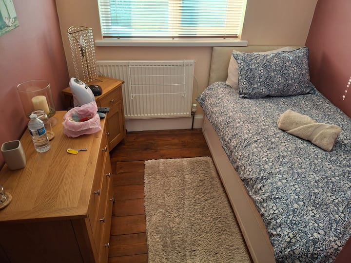 חדר השינה שלכם עם טלוויזיה חכמה של Sky, דיסני, נטפליקס ו-BBC iPlayer לצפייה במיטה.
לחדר השינה יש מנעול לדלת