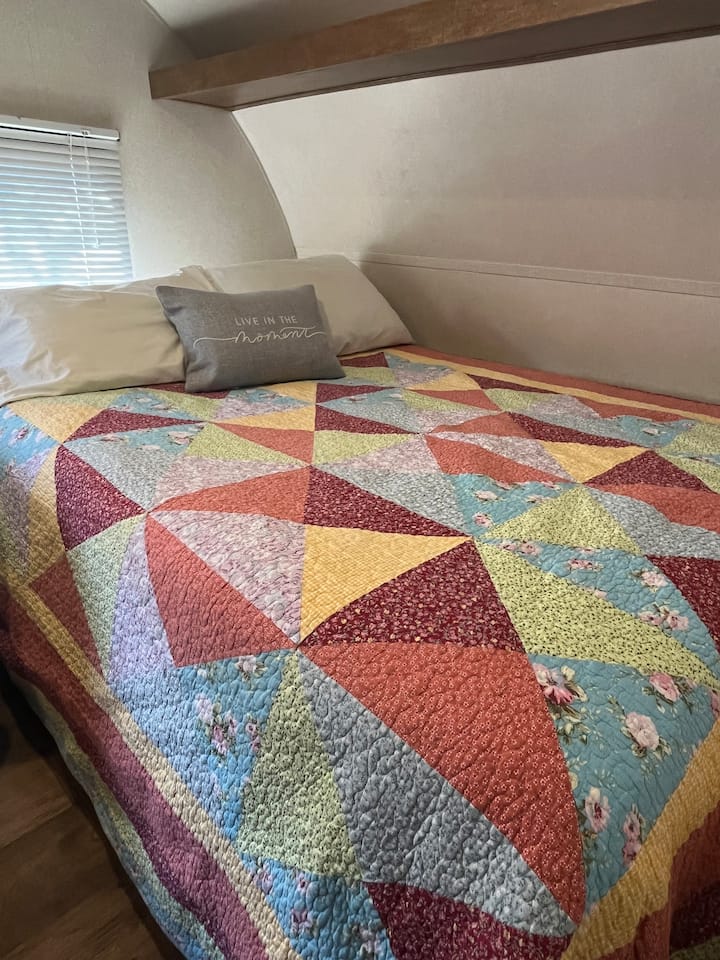 Dyshek dopio "Queen" i rehatshëm dhe i përmirësuar! Shtroja komode dhe jorgan shumëngjyrësh 