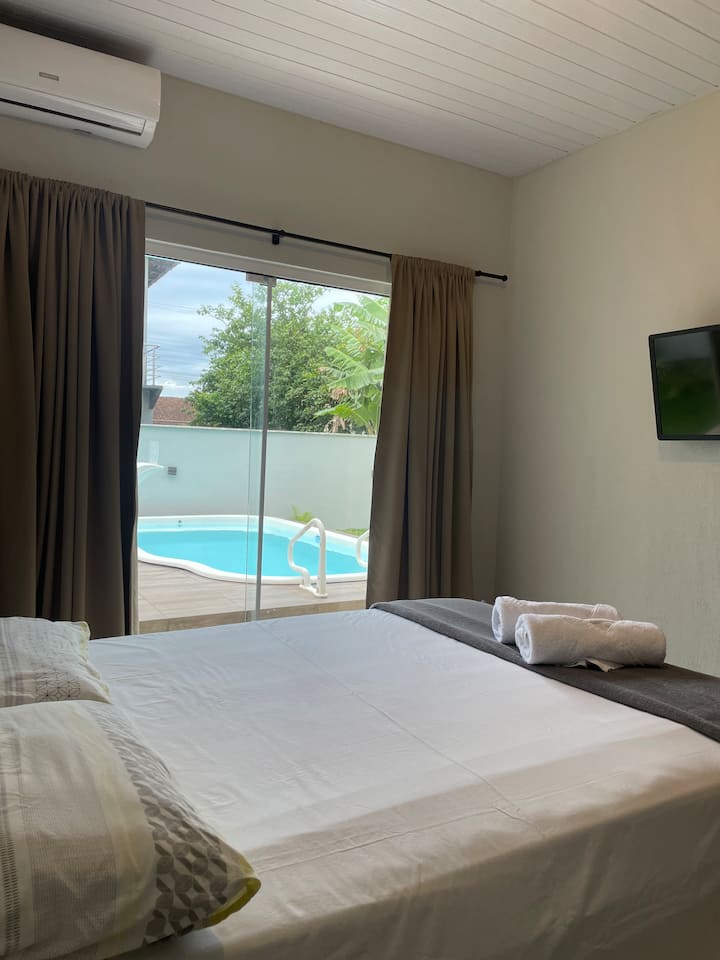 1 - Двойно легло;
1 - Philco TV + дистанционно управление; 
1 - Philco Климатик + дистанционно управление;
1 - Бюро; 
1 - Гардероб;
1 - Удължаване; 
2 - Завеси;
1 - Магнитна завеса;
2 - Нощно шкафче. 