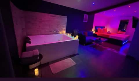 Romantic getaway, hot tub in summer, breakfast