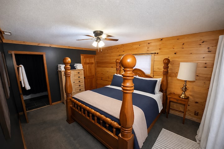 Chambre avec lit King Size et salle de bain attenante