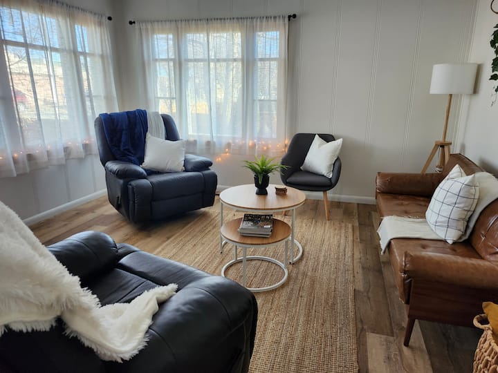 Casa Bella~sleeps 6~king Bed~calming, Cozy, Serene - Pincher Creek