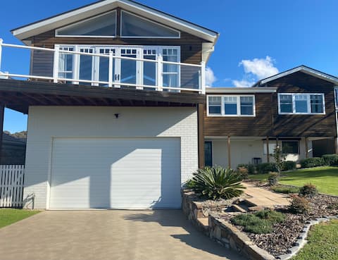 Modern self contained unit 93 steps to the beach!