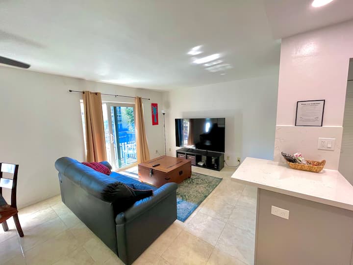 Across From Beach! No Fees And Free Parking! - Sunny Isles Beach, FL