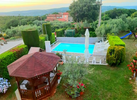 Top performing Airbnb: Vacation home with a heated pool. in Materada