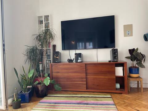 Popular Airbnb listing: Cool flat with AC and views over city. in Arroios