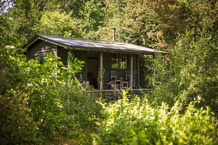 The Hut By The Pond - 拜伯里