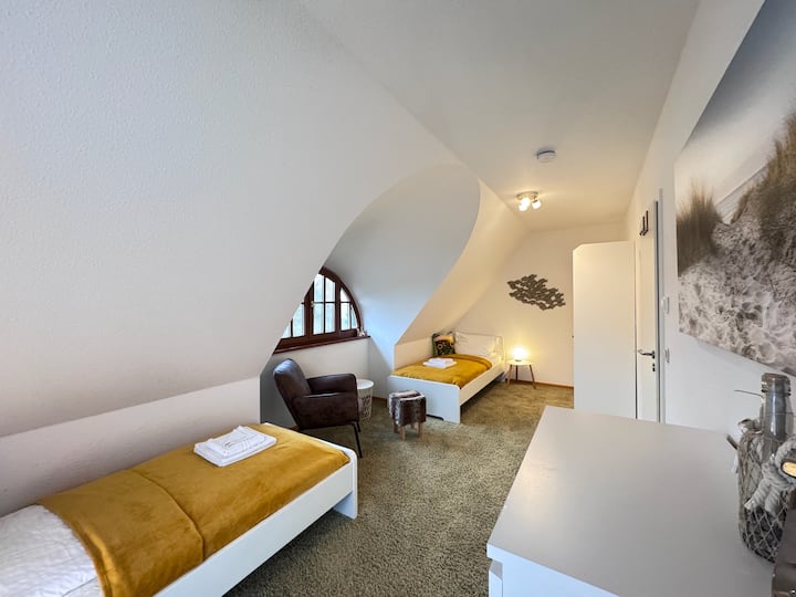 חדר שינה 2 עם שתי מיטות יחיד, ארון בגדים, שידה וכורסה נוחה