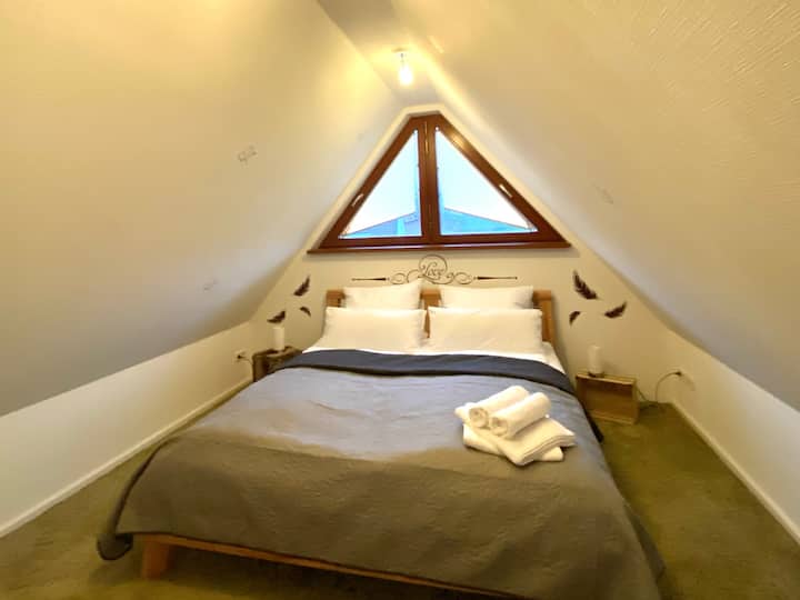 חדר שינה 3 בעליית הגג עם מיטה זוגית, ארון בגדים קטן ואפשרות להאפלה