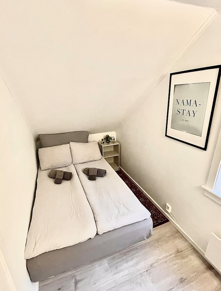 Dormitorio secundario con 2 camas de 140 cm.