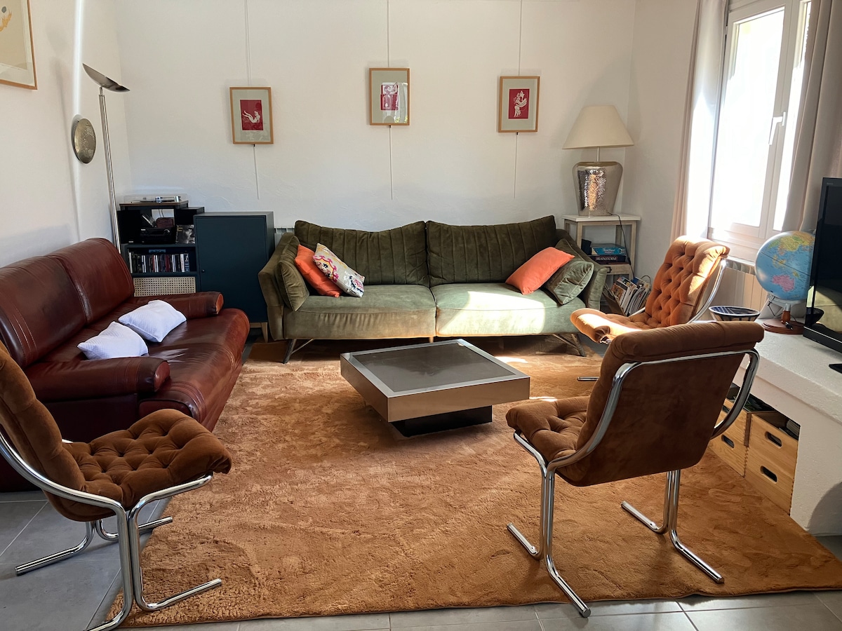 客厅配有咖啡桌、3座沙发、2座沙发和5张扶手椅。 壁炉、电视和高保真音响。 