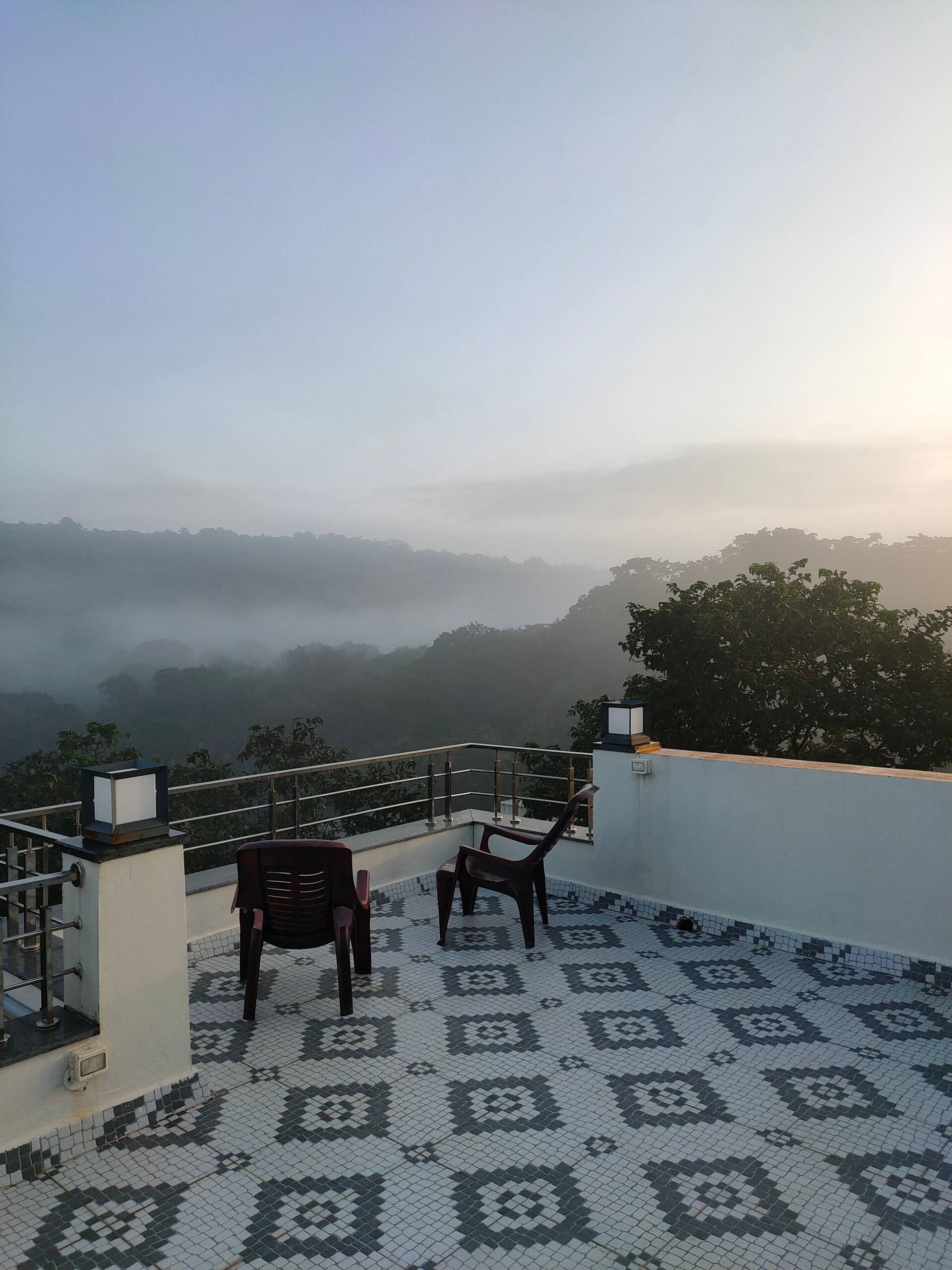 Peaceful 2 BHK retreat mountain view @Kodiak Hills