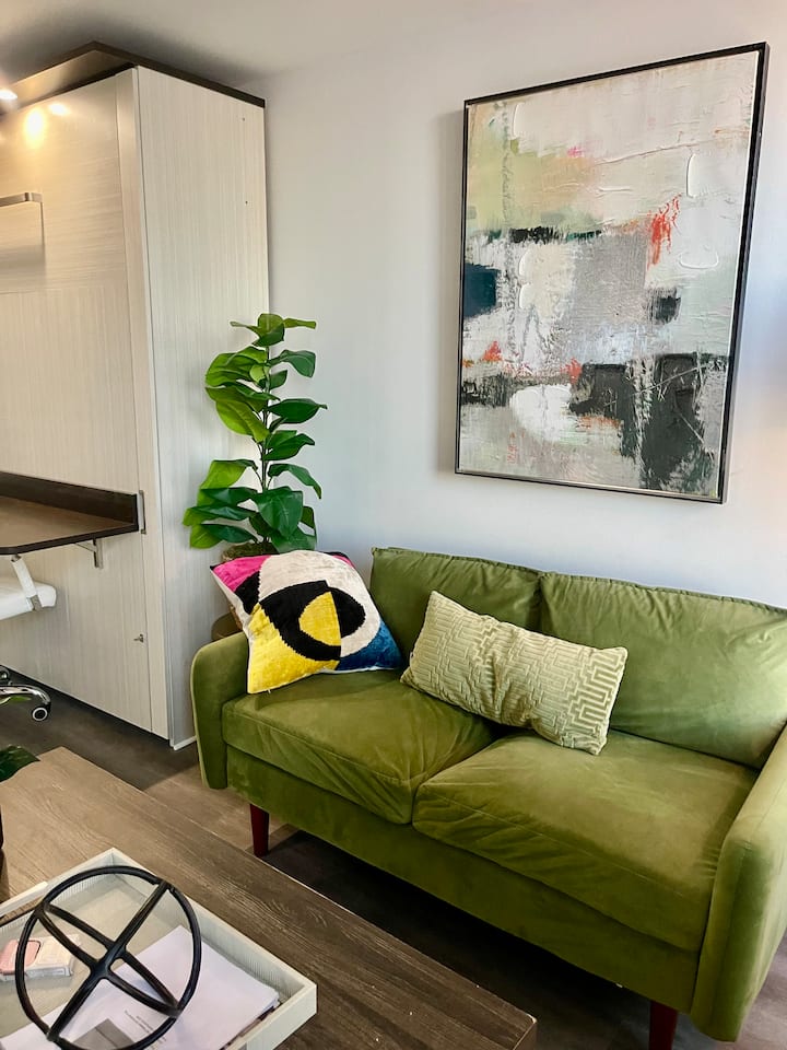 The Urban & Chic Downtown Suite - Reserved Parking - Stamford, CT