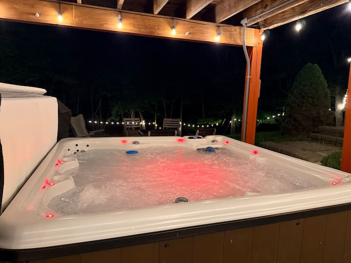Tucked Away Precious Haven-Hot Tub and Game Room - Chalets for