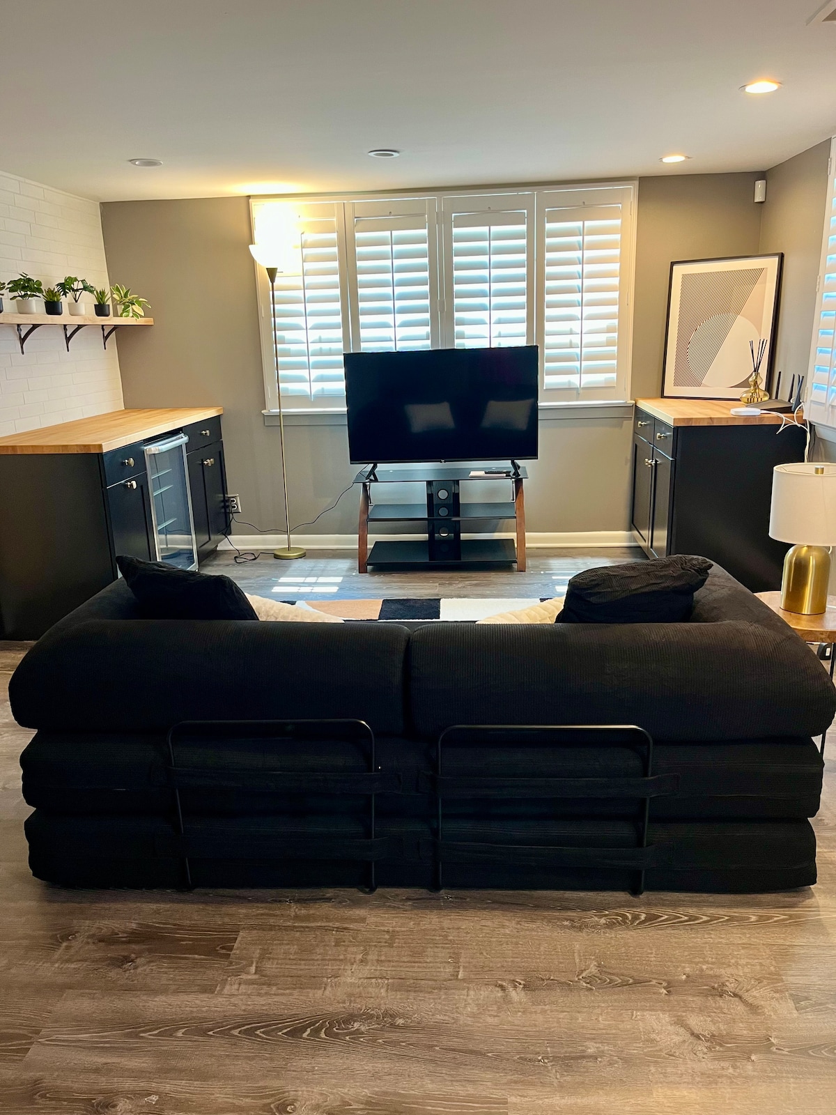 配备齐全的地下室：标准双人沙发床、Roku电视、迷你冰箱。