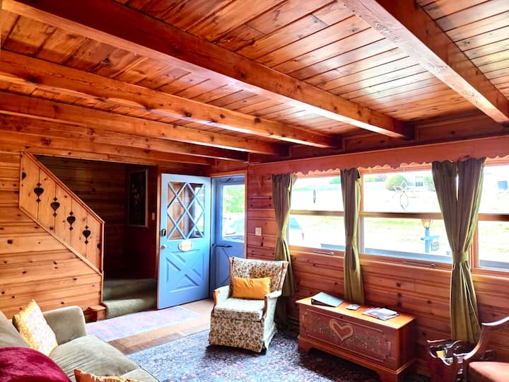 Cheerful 3-bedroom Chalet In Little Switzerland - New Glarus, WI