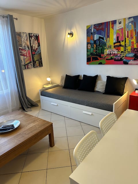 Between Paris and Disneyland direct metro RER A