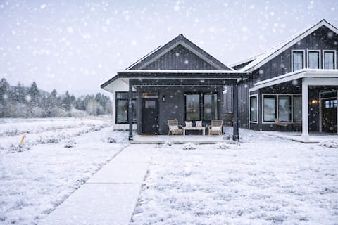 Pet Friendly Modern Retreat w/Hot Tub & 3 King Bds