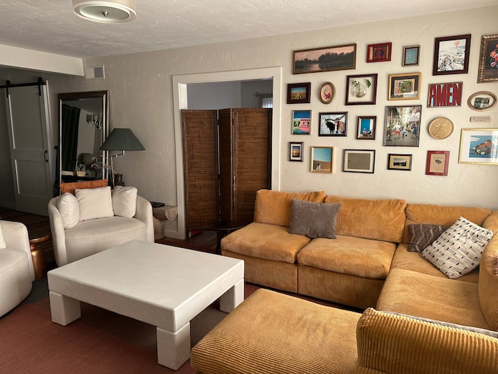 Aurora Art House - Full Home Gym & Sun Room! - Aurora, CO
