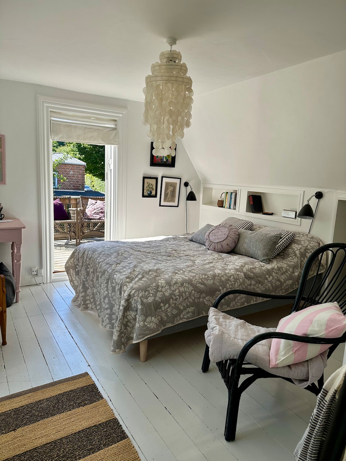 我的卧室位于一楼，可通往木质露台，享受下午/傍晚的阳光- 
以及所有绿色植物和野生动物花园美丽的老树的最美丽景色。