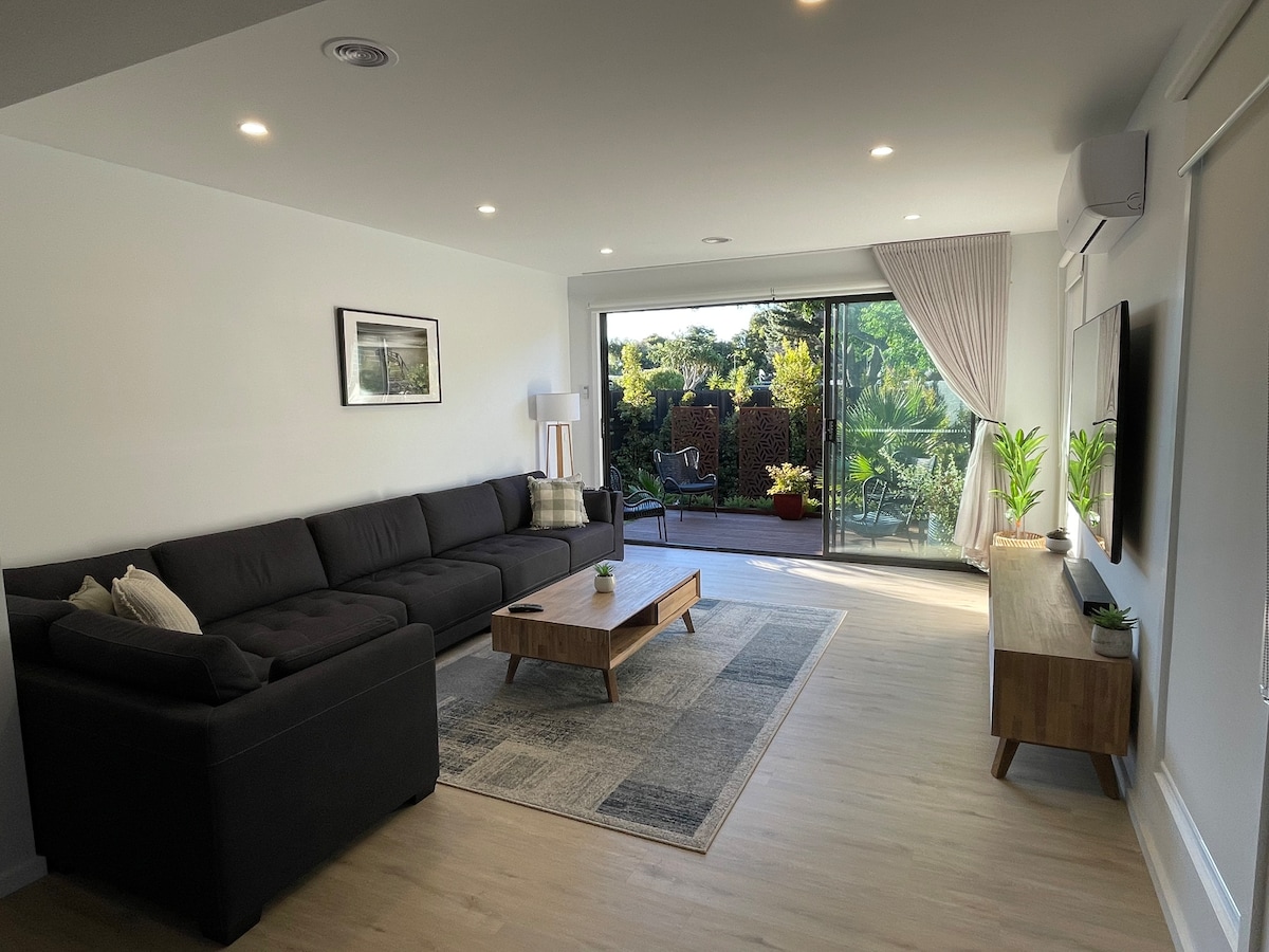 Top Airbnb: Modern Beach House walk to beach/shops - 7 Bed in Rosebud