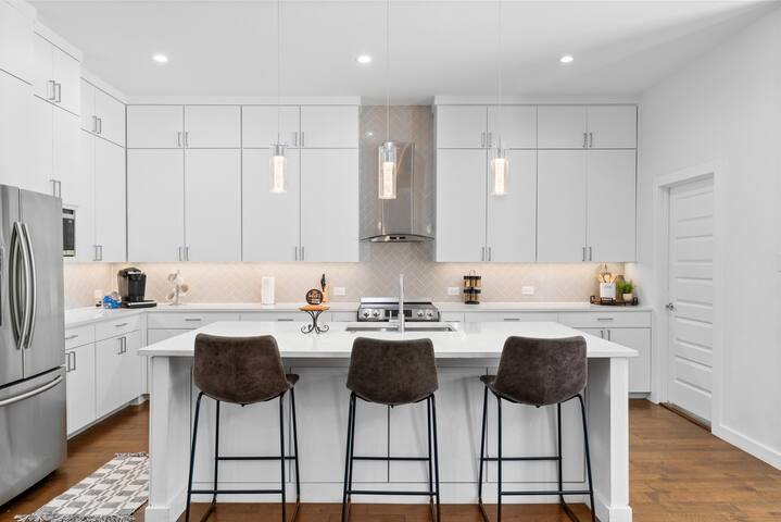 Modern 5 BD|4 BR with Pool & Downtown Views gallery image 5