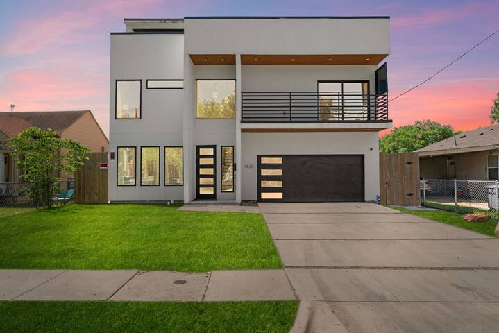 Modern 5 BD|4 BR with Pool & Downtown Views gallery image 2