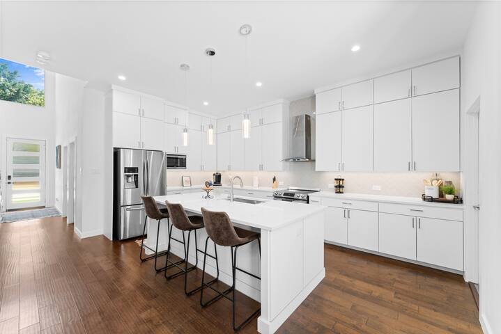 Modern 5 BD|4 BR with Pool & Downtown Views gallery image 3