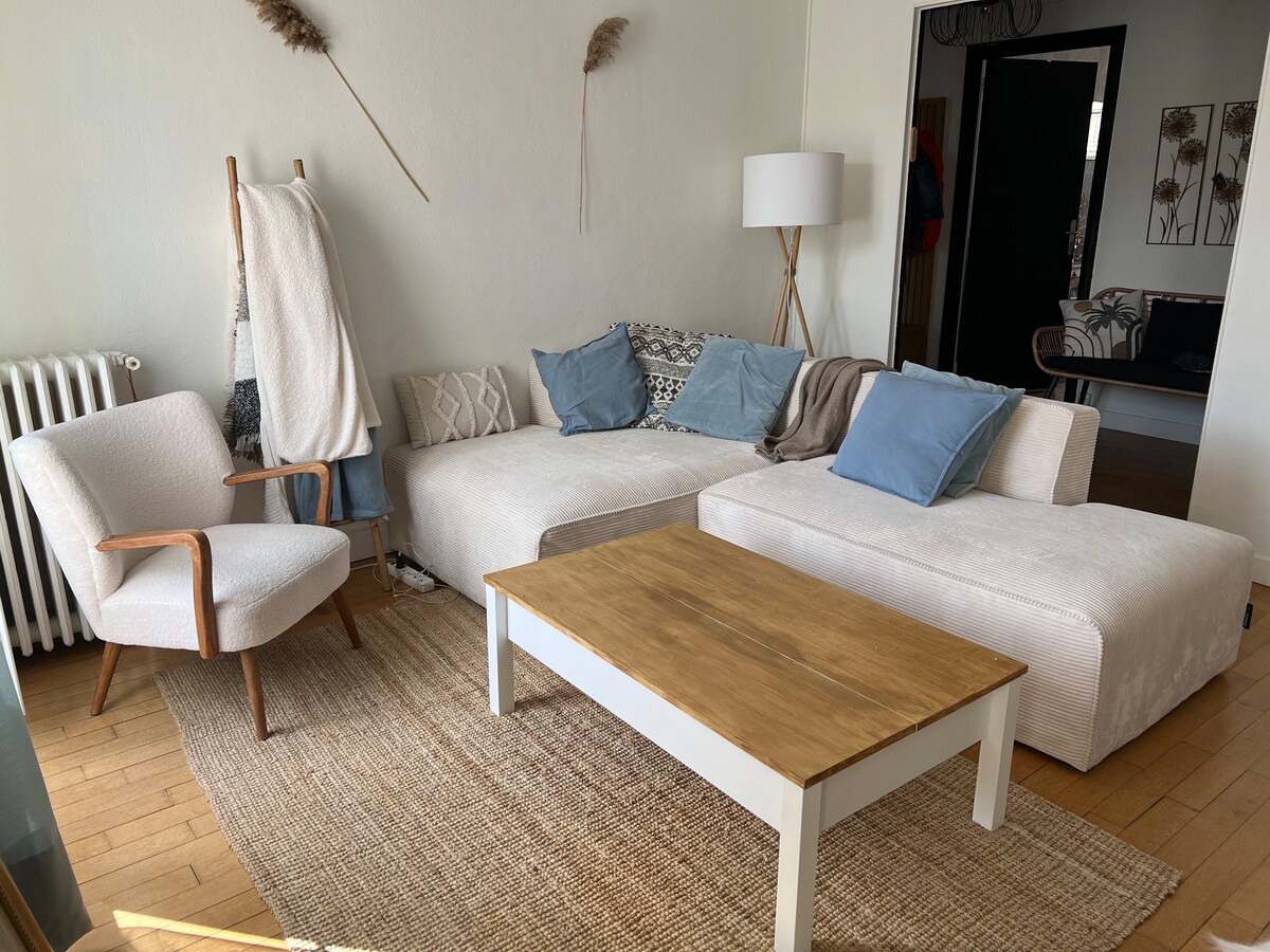 Top performing Airbnb: Charming Perret apartment with 16 m2 terrace in Le Havre
