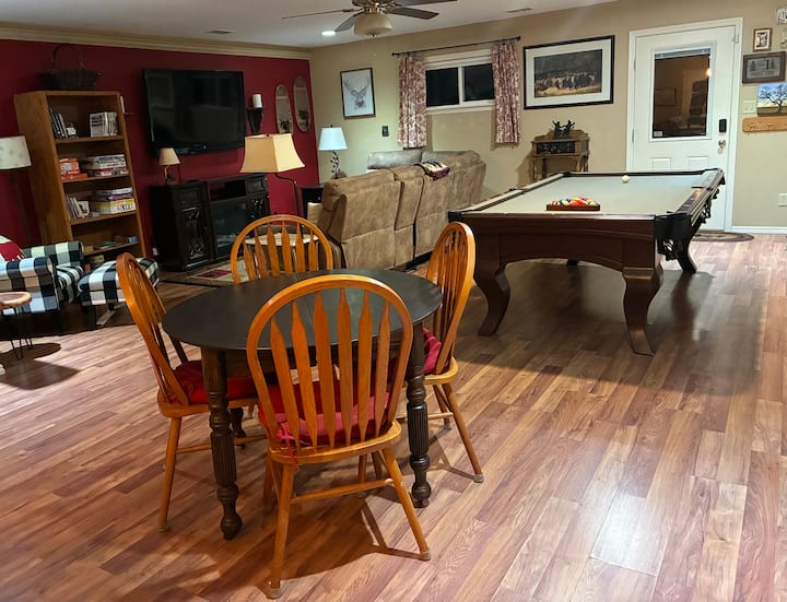 Private Suite, Pool Table, 60”tv, Fireplce, 1 Bdrm - Paradise, CA