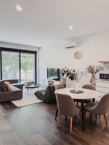 Your home in Sth Melbourne (With Parking)