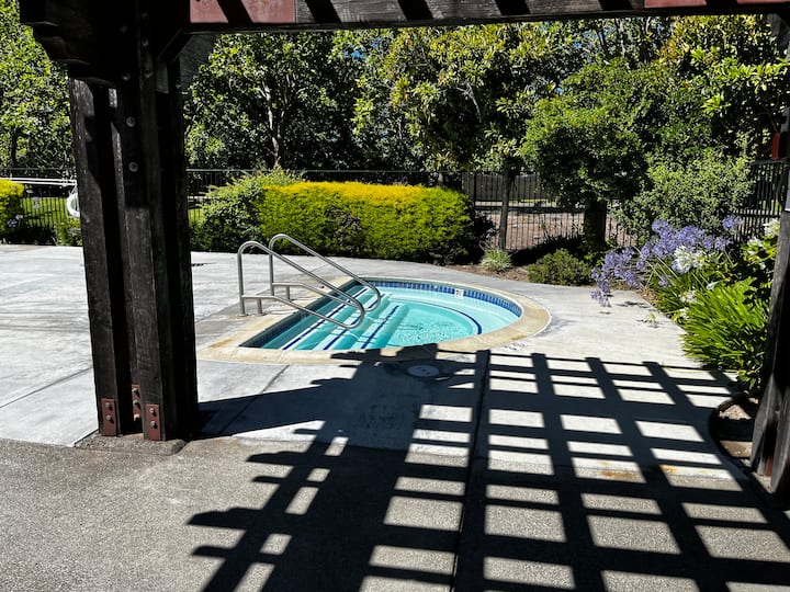 Adventures Surround This Charming 2bedroom Home. - Healdsburg, CA