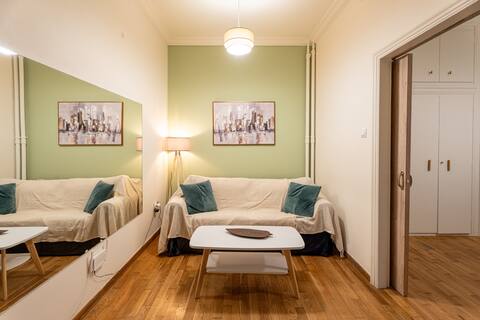 Popular Airbnb listing: Elegant 2 Bedroom Apartment - near National Museum in ΑΜΕΡΙΚΗΣ