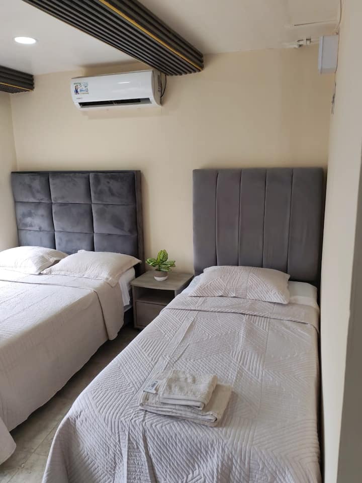 חדר עם שלושה חדרי שינה 