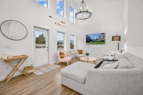 Hideaways| Mins to Lake| King Bed |Dbl Garage| AC