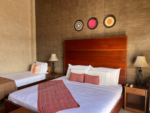 Nice room, pool, AC, facing the airport