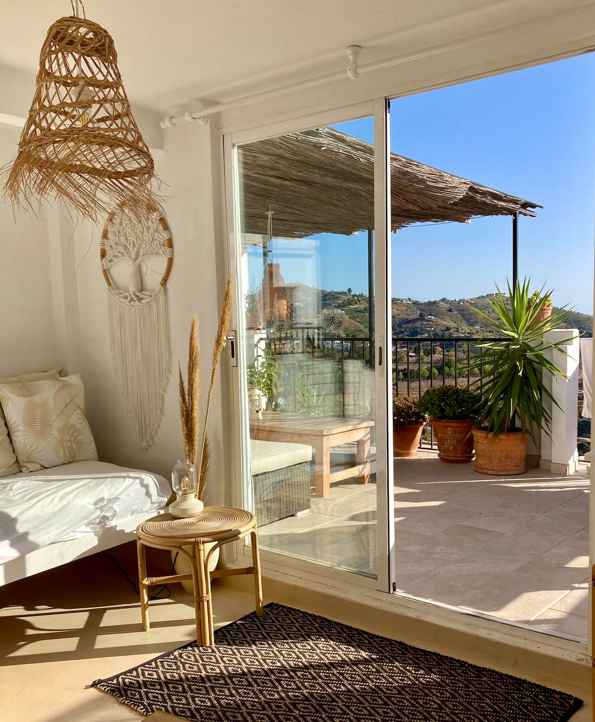 Top Airbnb: Townhouse with stunning mountain & sea views en Cómpeta