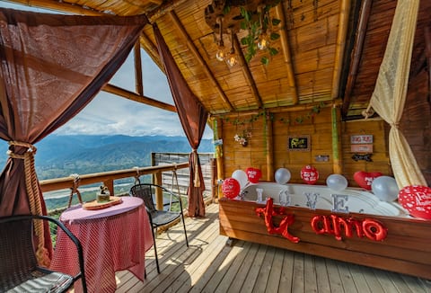 Romantic Retreat: Glamping with Views and Jacuzzi