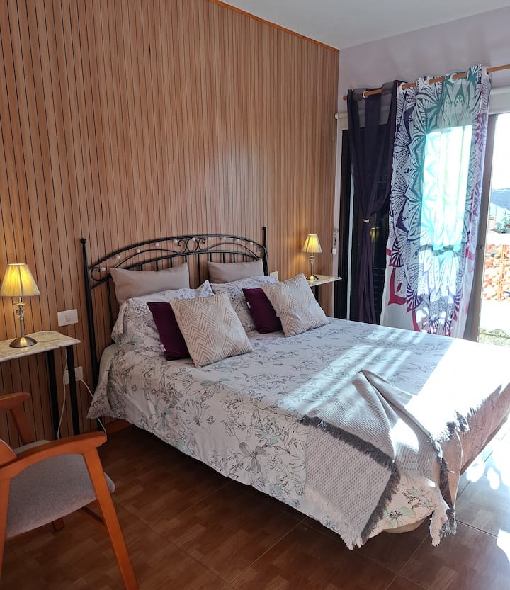 Habiaciôn principal muy espaciosa. Dispone de puerta de corredera hacia el exterior con persianas para oscurecer y facilitar el descanso y mosquitera. ❤️