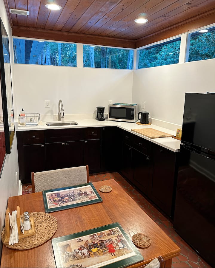 Elegant Studio Apartment In Park-like Setting - Gainesville, FL