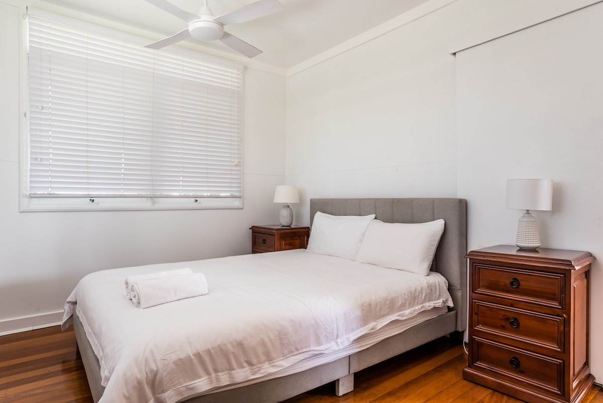 Dormitorio 3 (nivel superior): cama tamaño queen.